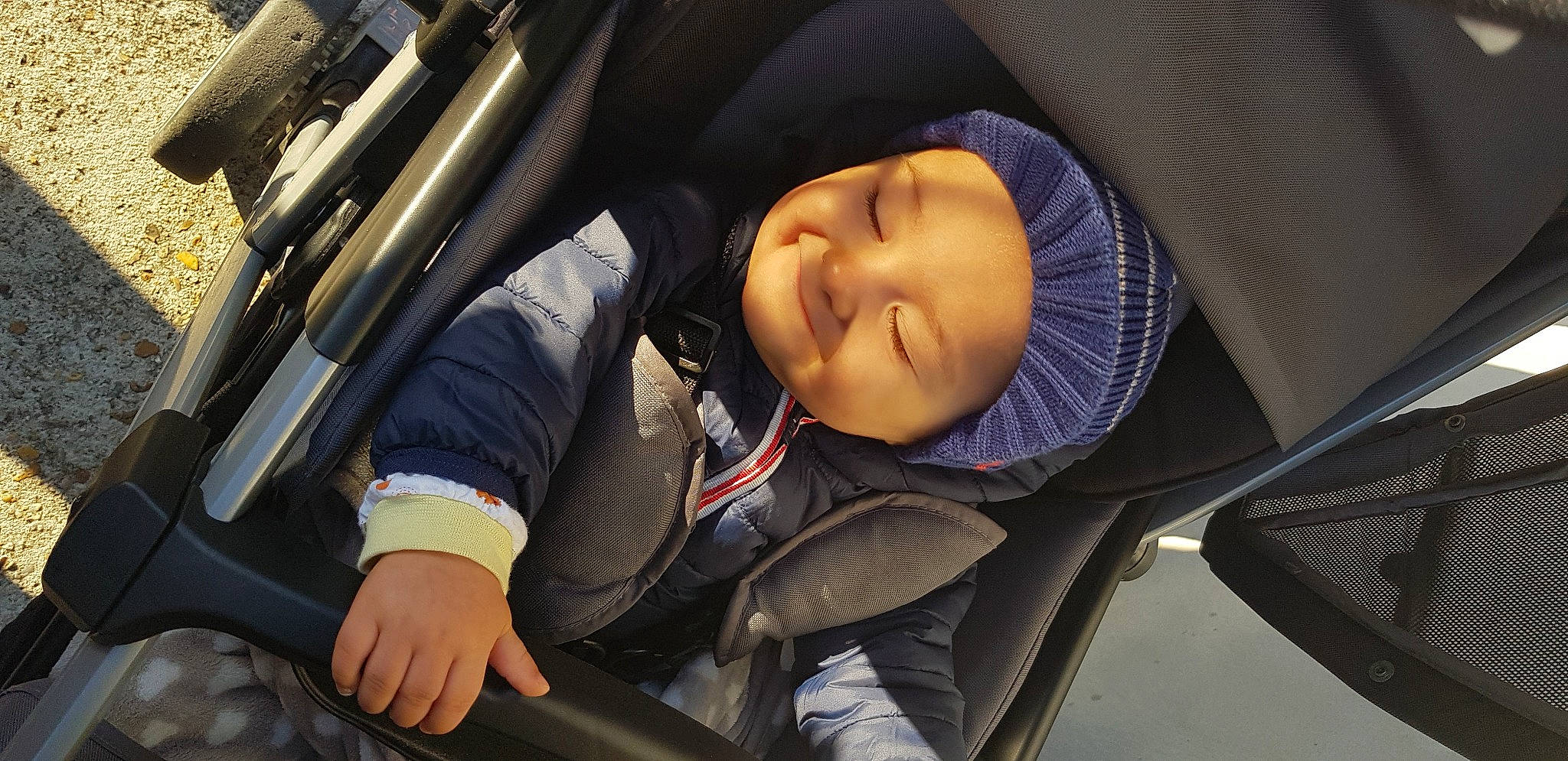 Alonzo participe au concours pour gagner de l'argent avec cette photo : auto_part, baby_carriage, baby_products, car_seat, child, nap, person, seat_belt, sleep