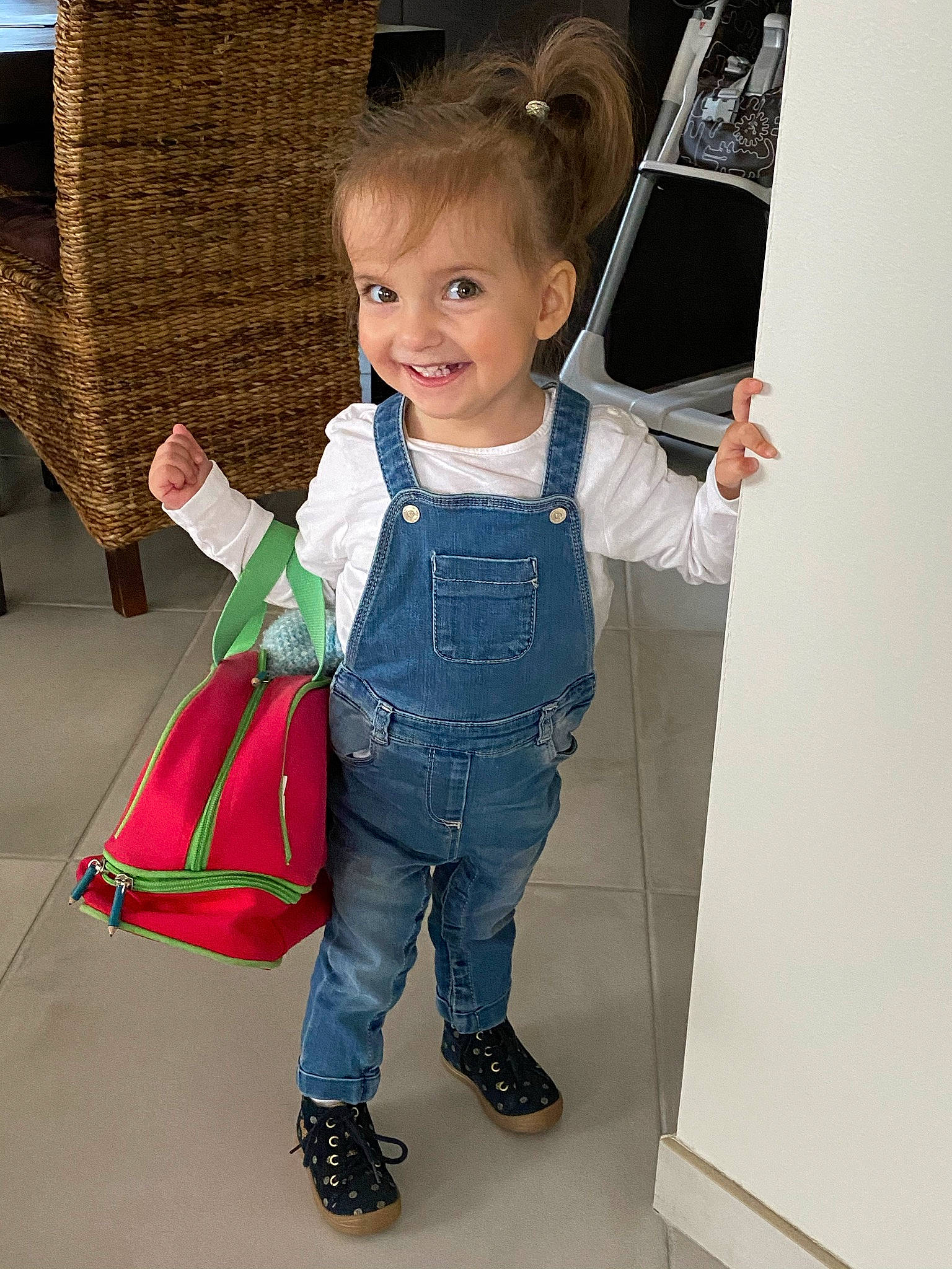 Maddie participe au concours pour gagner de l'argent avec cette photo : blond, boot, child, child_model, communication_device, cool, curious, denim, eye, gesture, jeans, joy, mobile_phone, mouth, overall, person, play, pocket, portable_communications_device, telephony