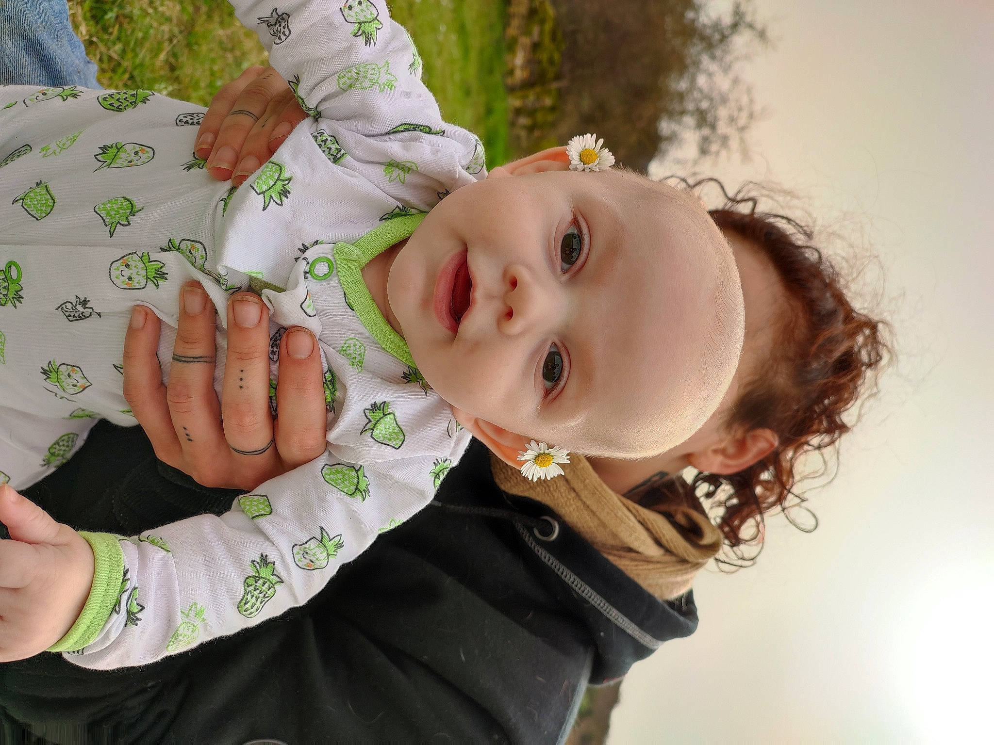 Aïden a rejoint le concours — aidez-le/la à gagner de superbes lots ! baby, baby_toddler_clothing, cheek, eye, finger, flash_photography, gesture, grass, hand, happy, head, human_body, lip, nose, people_in_nature, person, plant, skin, smile, toddler