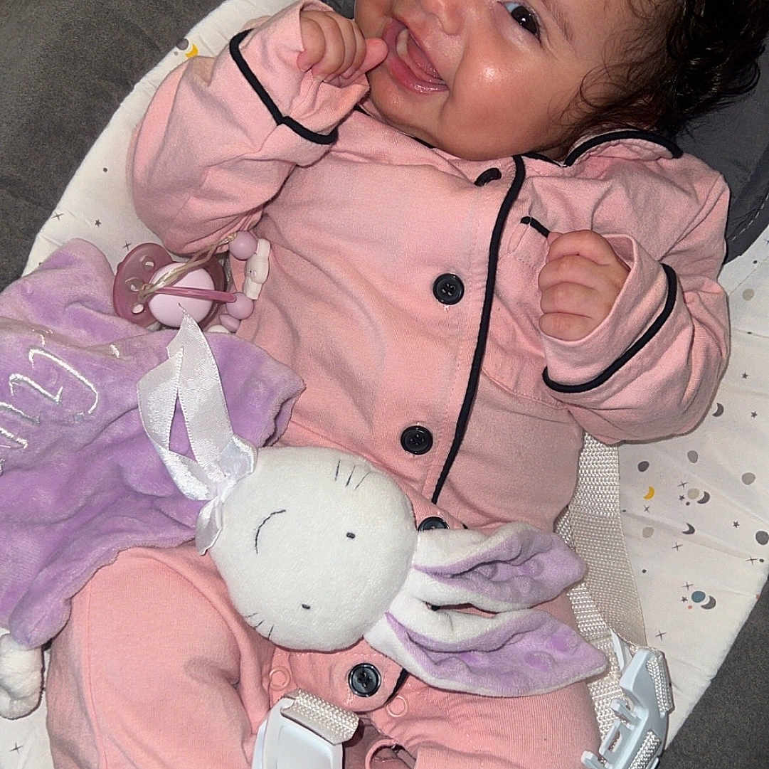 Aliya a rejoint le concours — aidez-le/la à gagner de superbes lots ! baby, bodypart, clothing, coat, couch, cushion, electronics, face, finger, furniture, hand, happy, head, homedecor, jacket, mobilephone, person, phone, photography, portrait