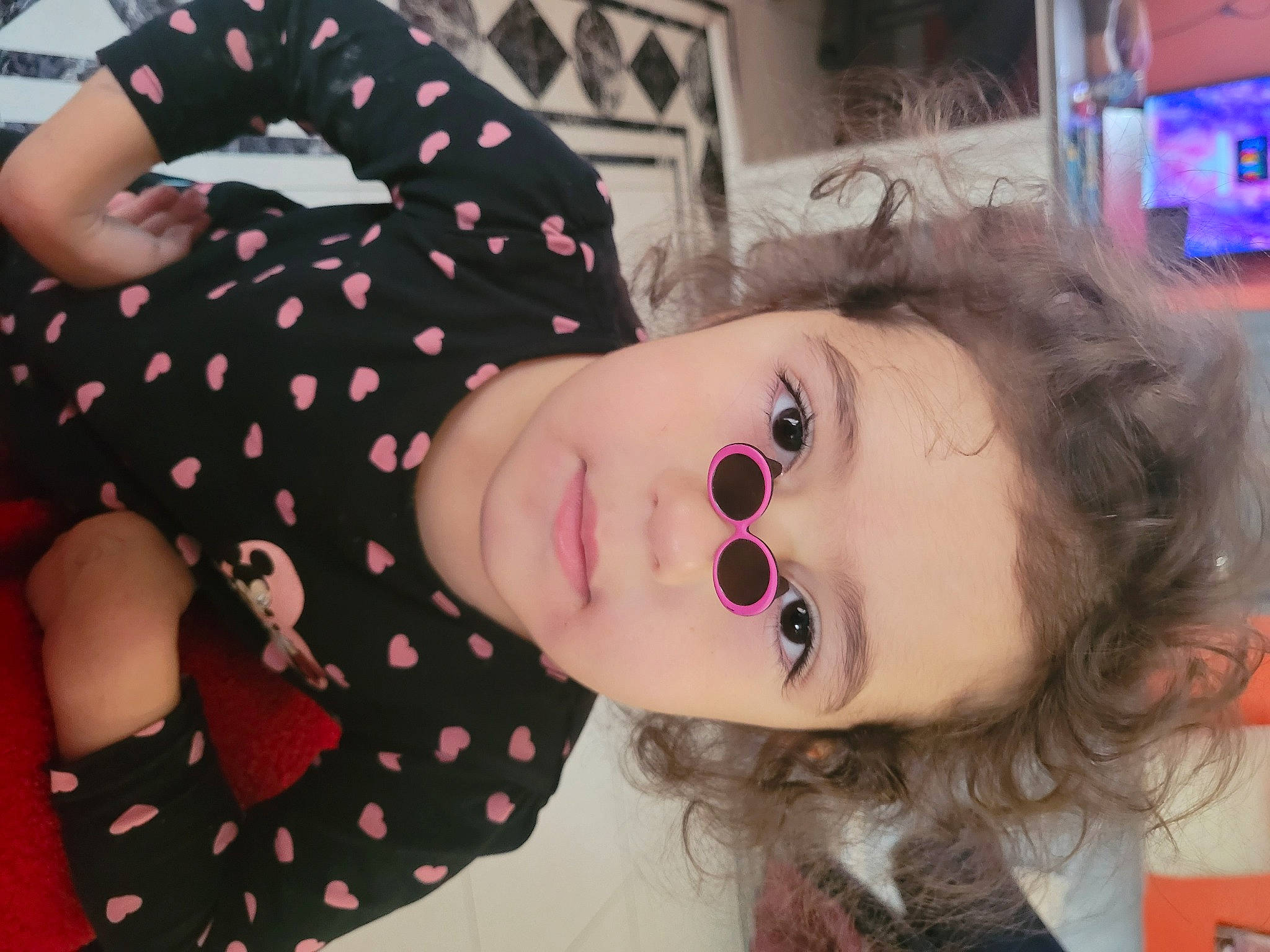 Athenais participe au concours pour gagner de l'argent avec cette photo : baby_toddler_clothing, bangs, brown_hair, cheek, child, eyelash, facial_expression, fashion, fashion_accessory, happy, iris, lip, lipstick, magenta, mouth, nose, pattern, person, skin, sleeve