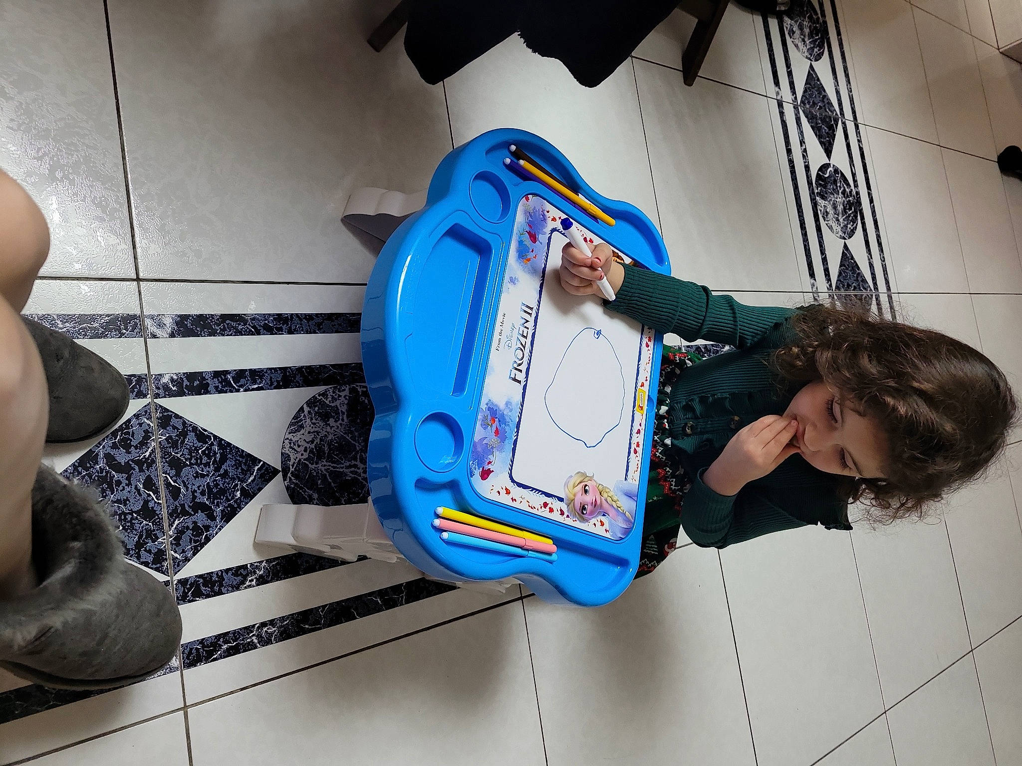 Athenais a rejoint le concours — aidez-le/la à gagner de superbes lots ! automotive_design, automotive_exterior, automotive_lighting, bag, baggage, bumper, design, electric_blue, flooring, fun, leisure, luggage_and_bags, luxury_vehicle, machine, motor_vehicle, person, room, sitting, tire, travel