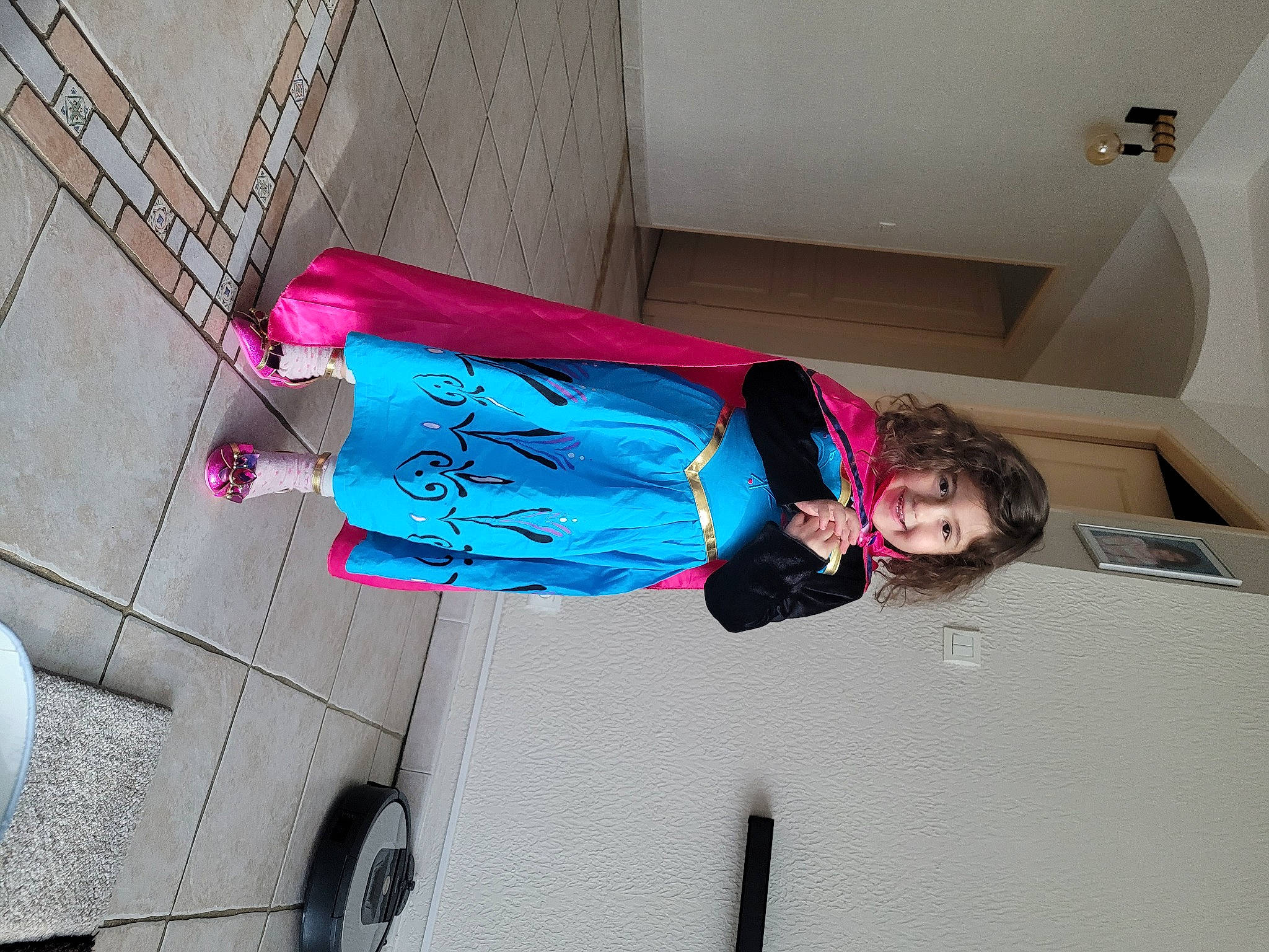 Athenais a rejoint le concours — aidez-le/la à gagner de superbes lots ! automotive_design, automotive_exterior, child, electric_blue, flooring, fun, jacket, joy, luxury_vehicle, magenta, pattern, person, pink, room, tints_and_shades, toddler, vehicle_door