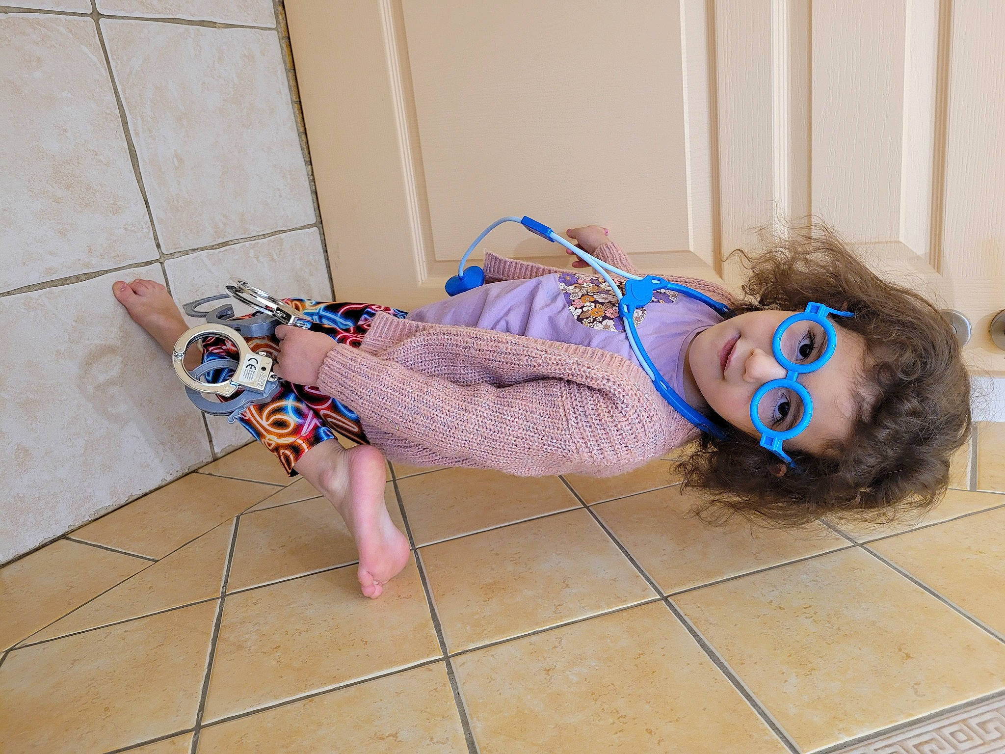 Athenais participe au concours pour gagner de l'argent avec cette photo : electric_blue, eyewear, fashion_design, floor, flooring, fun, grass, happy, human_leg, joint, knee, pattern, person, sitting, sunglasses, thigh, trunk, vision_care, waist, wood