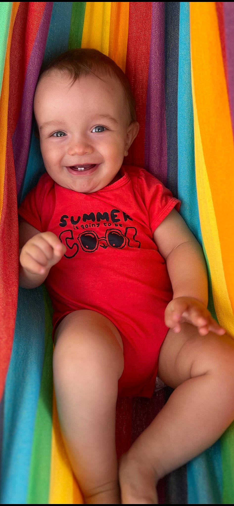 Malone participe au concours pour gagner de l'argent avec cette photo : baby_toddler_clothing, cheek, chin, eye, happy, human_body, iris, joy, leg, lip, mouth, muscle, neck, nose, orange, organ, person, pink, product, skin