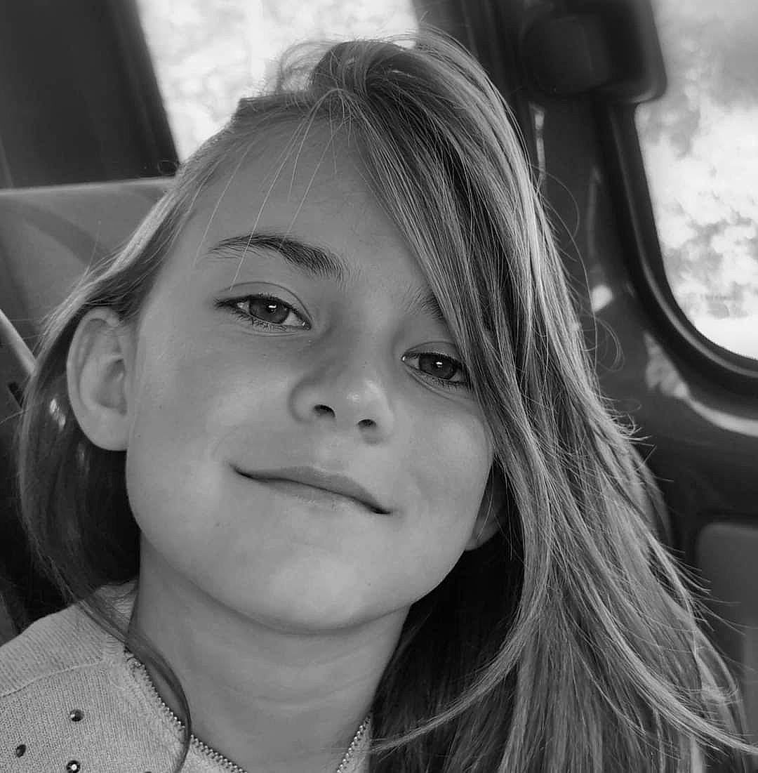 Maylie participe au concours pour gagner de l'argent avec cette photo : black, cheek, eye, eyebrow, eyelash, face, facial_expression, flash_photography, forehead, hair, hairstyle, head, jaw, joy, lip, mouth, nose, organ, person, skin