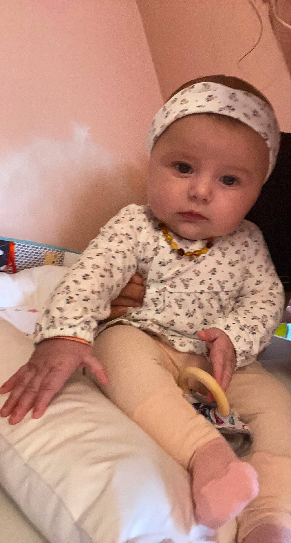 Thays participe au concours pour gagner de l'argent avec cette photo : baby, baby_toddler_clothing, beanie, cap, cheek, child, comfort, fashion_accessory, headwear, human_leg, knee, lap, neck, pattern, peach, person, sitting, skin, sleeve, sock