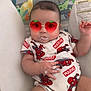 Luis a rejoint le concours — aidez-le/la à gagner de superbes lots ! baby, baby_seat, chubby, cute, face, food, giraffe, glasses, hand, indoor, infant, jungle_animals, marvel, messy, milk, onesie, sloth, spiderman, strawberry_glasses, toucan