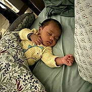 Samuel a rejoint le concours — aidez-le/la à gagner de superbes lots ! baby, sleeping, infant, bed, blanket, onesie, dinosaur, hand, face, peaceful, cozy, pattern, leafy, furniture, indoors, child, cute, rest, soft, portrait