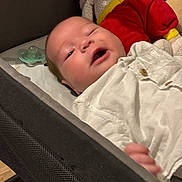 Tom participe au concours pour gagner de l'argent avec cette photo : baby, bassinet, bed, child, comfort, cute, fabric, face, furniture, hand, indoor, infant, newborn, pacifier, plush_toy, portrait, resting, sleepwear, soft_toy, white_clothing