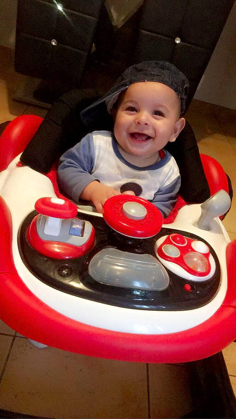 Naïm participe au concours pour gagner de l'argent avec cette photo : automotive_design, automotive_exterior, automotive_lighting, baby, baby_toddler_clothing, bumper, comfort, eye, face, headwear, helmet, human_body, joy, motor_vehicle, person, riding_toy, skin, smile, steering_wheel, t_shirt