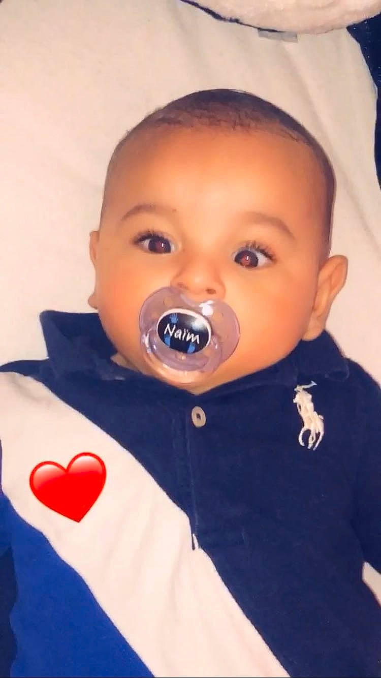 Naïm a rejoint le concours — aidez-le/la à gagner de superbes lots ! azure, baby, baby_toddler_clothing, cheek, chin, eye, eyelash, facial_expression, gesture, happy, lip, mouth, neck, nose, organ, outerwear, person, pink, skin, sleeve