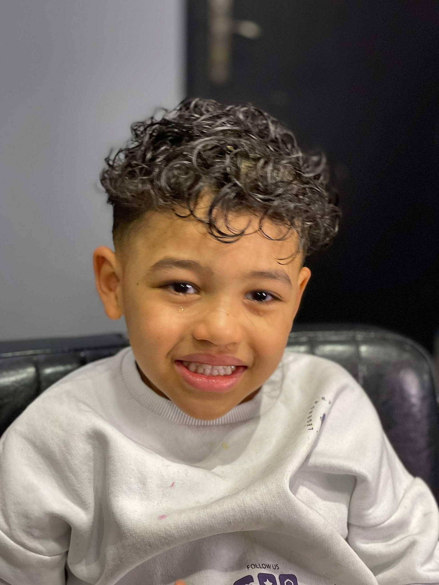 Lenny a rejoint le concours — aidez-le/la à gagner de superbes lots ! baby, cheek, child, eye, eyelash, flash_photography, forehead, fun, gesture, happy, jaw, joy, lip, long_sleeved_t_shirt, nose, person, sitting, sleeve, smile, t_shirt