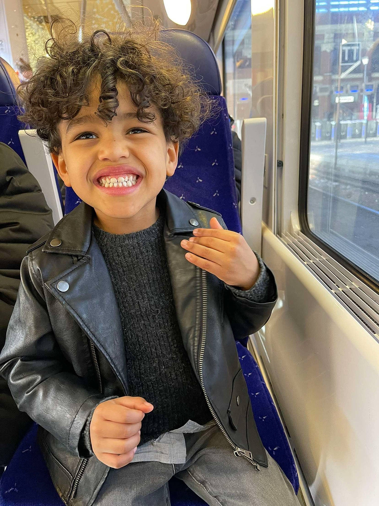 Lenny participe au concours pour gagner de l'argent avec cette photo : blond, cool, denim, electric_blue, eyewear, fun, gesture, hairstyle, happy, human, joy, leather_jacket, motor_vehicle, outerwear, passenger, person, sleeve, smile, street_fashion, travel