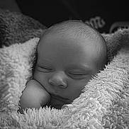 Thésée a rejoint le concours — aidez-le/la à gagner de superbes lots ! baby, newborn, sleeping, blanket, soft, closeup, face, infant, peaceful, rest, cozy, wrapped, cute, child, portrait, monochrome, black_and_white, skin, head, calm