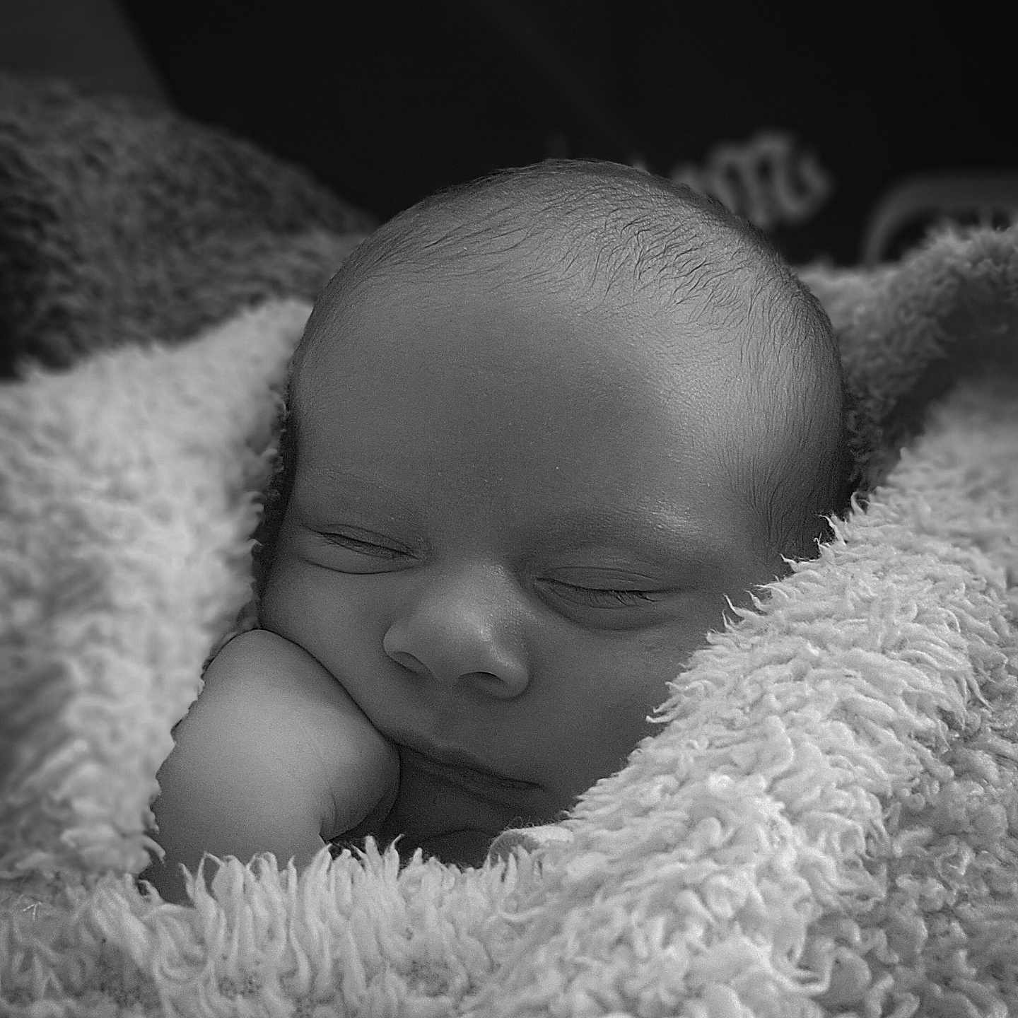 Thésée a rejoint le concours — aidez-le/la à gagner de superbes lots ! baby, black_and_white, blanket, calm, child, closeup, cozy, cute, face, head, infant, monochrome, newborn, peaceful, portrait, rest, skin, sleeping, soft, wrapped