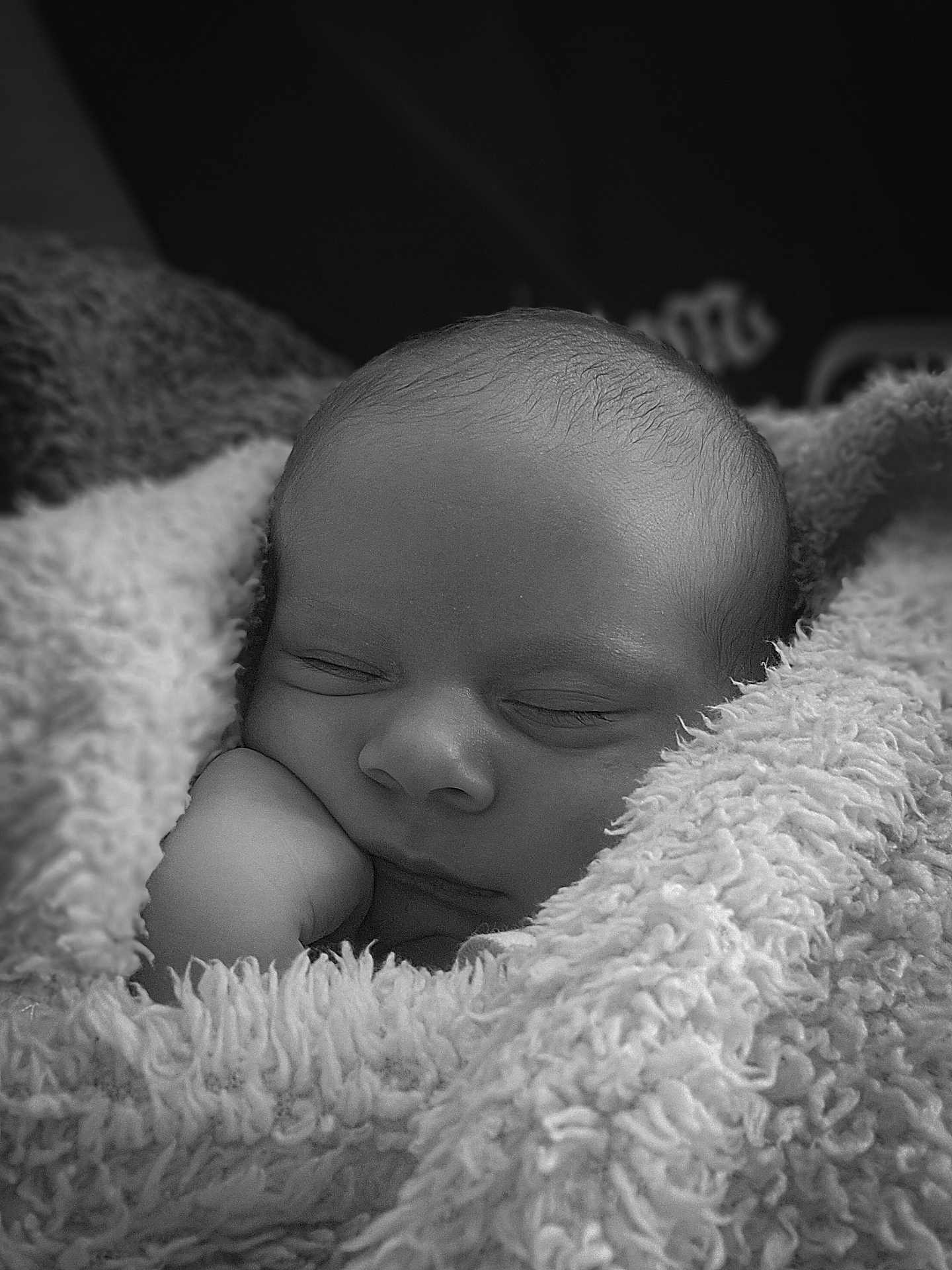 Thésée a rejoint le concours — aidez-le/la à gagner de superbes lots ! baby, newborn, sleeping, blanket, soft, closeup, face, infant, peaceful, rest, cozy, wrapped, cute, child, portrait, monochrome, black_and_white, skin, head, calm