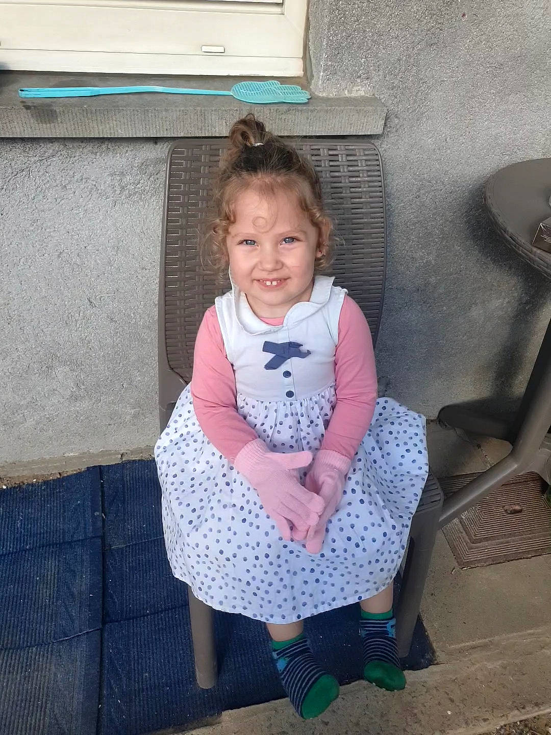 Emily a rejoint le concours — aidez-le/la à gagner de superbes lots ! baby_toddler_clothing, child, joy, pattern, people, person, sitting, toddler, vacation