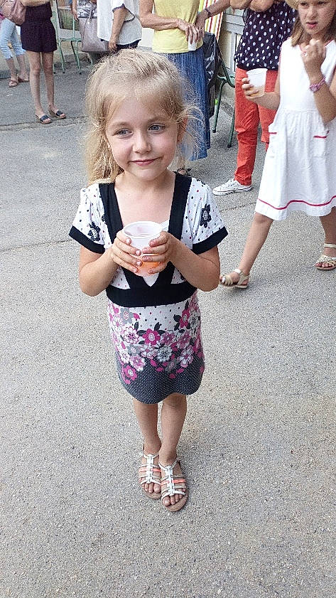 Zoé participe au concours pour gagner de l'argent avec cette photo : child, dress, footwear, fun, joy, leg, person, pink, shoe, skin, smile, snapshot, summer, toddler, vacation