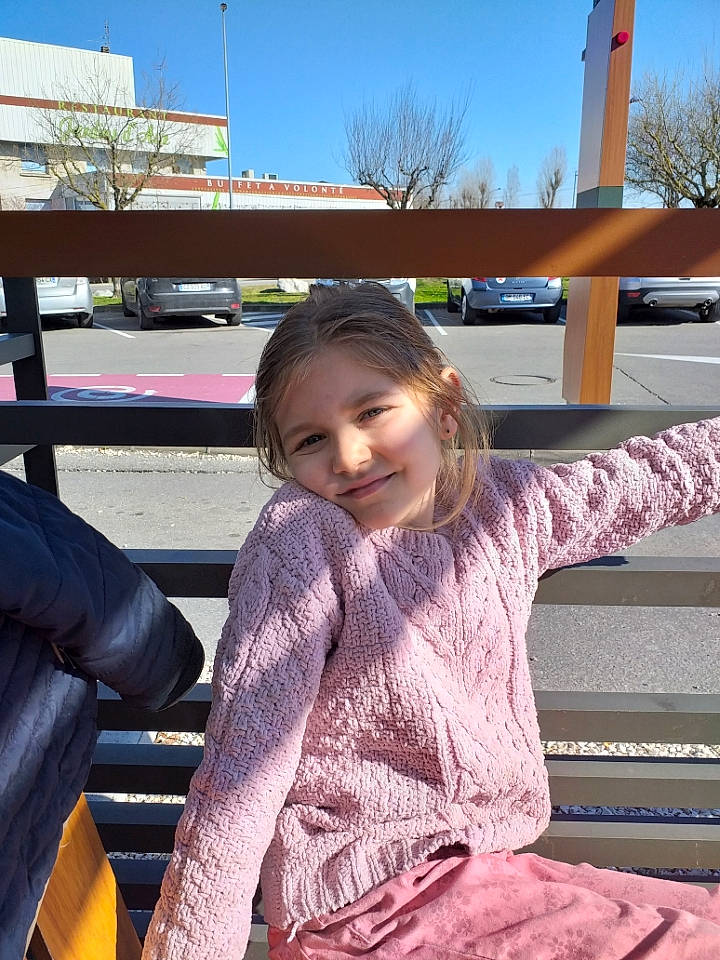 Zoé a rejoint le concours — aidez-le/la à gagner de superbes lots ! leisure, outerwear, person, sitting