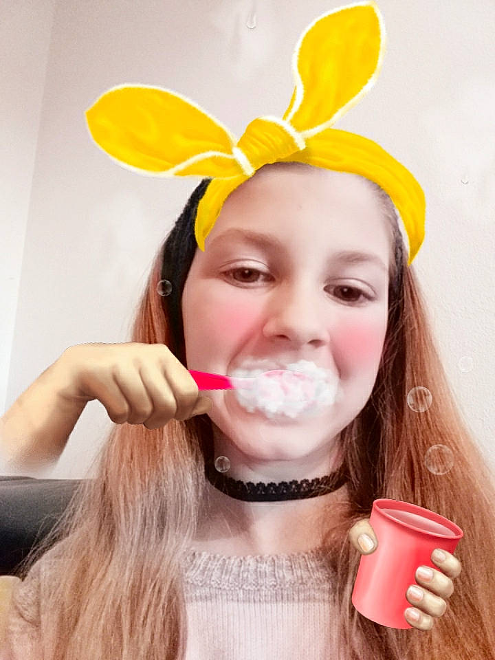 Lola a rejoint le concours — aidez-le/la à gagner de superbes lots ! drinking, ear, eating, fashion_accessory, finger, head, mouth, neck, nose, party_hat, person, smile