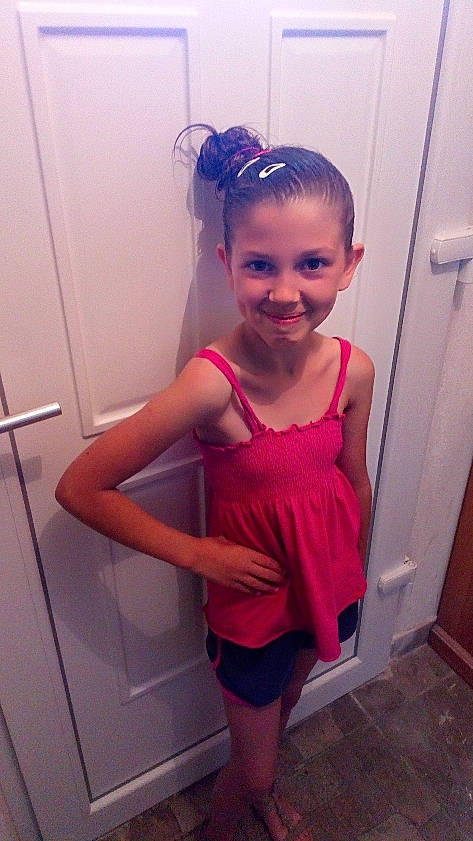 Lola a rejoint le concours — aidez-le/la à gagner de superbes lots ! child, clothing, costume, dress, joy, magenta, person, pink, purple, shoulder, smile, toddler