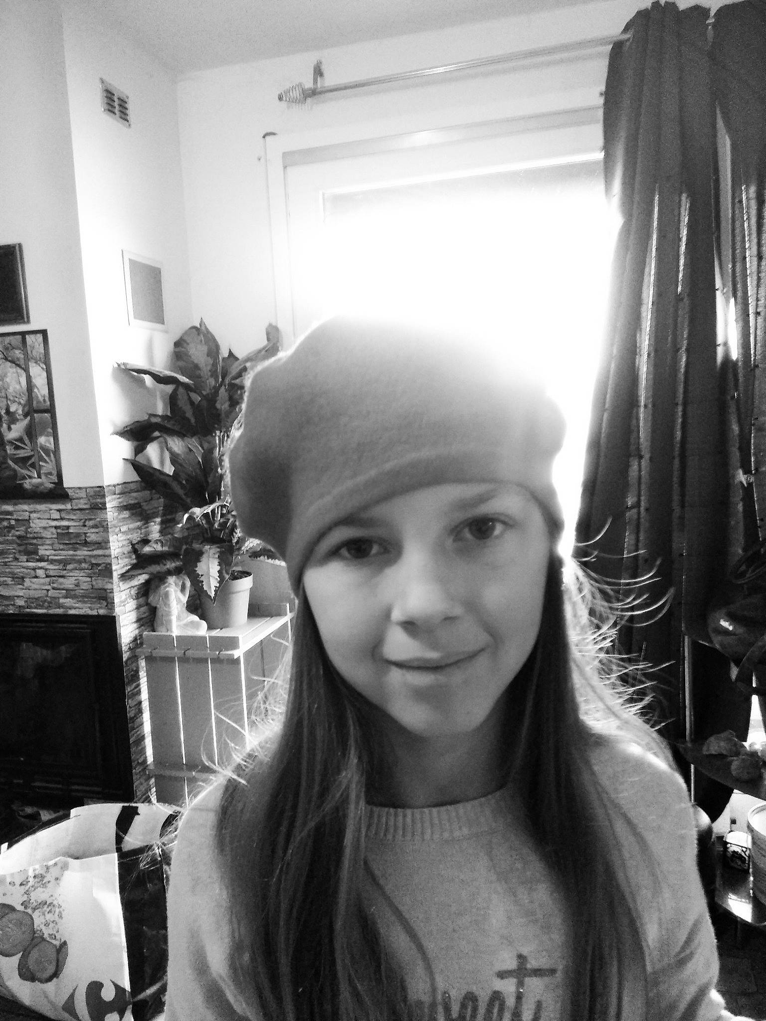 Lola a rejoint le concours — aidez-le/la à gagner de superbes lots ! black_and_white, child, ear, eye, eyebrow, face, forehead, hair, hairstyle, head, headgear, long_hair, monochrome, person, photography, selfie, smile, snapshot, style, white