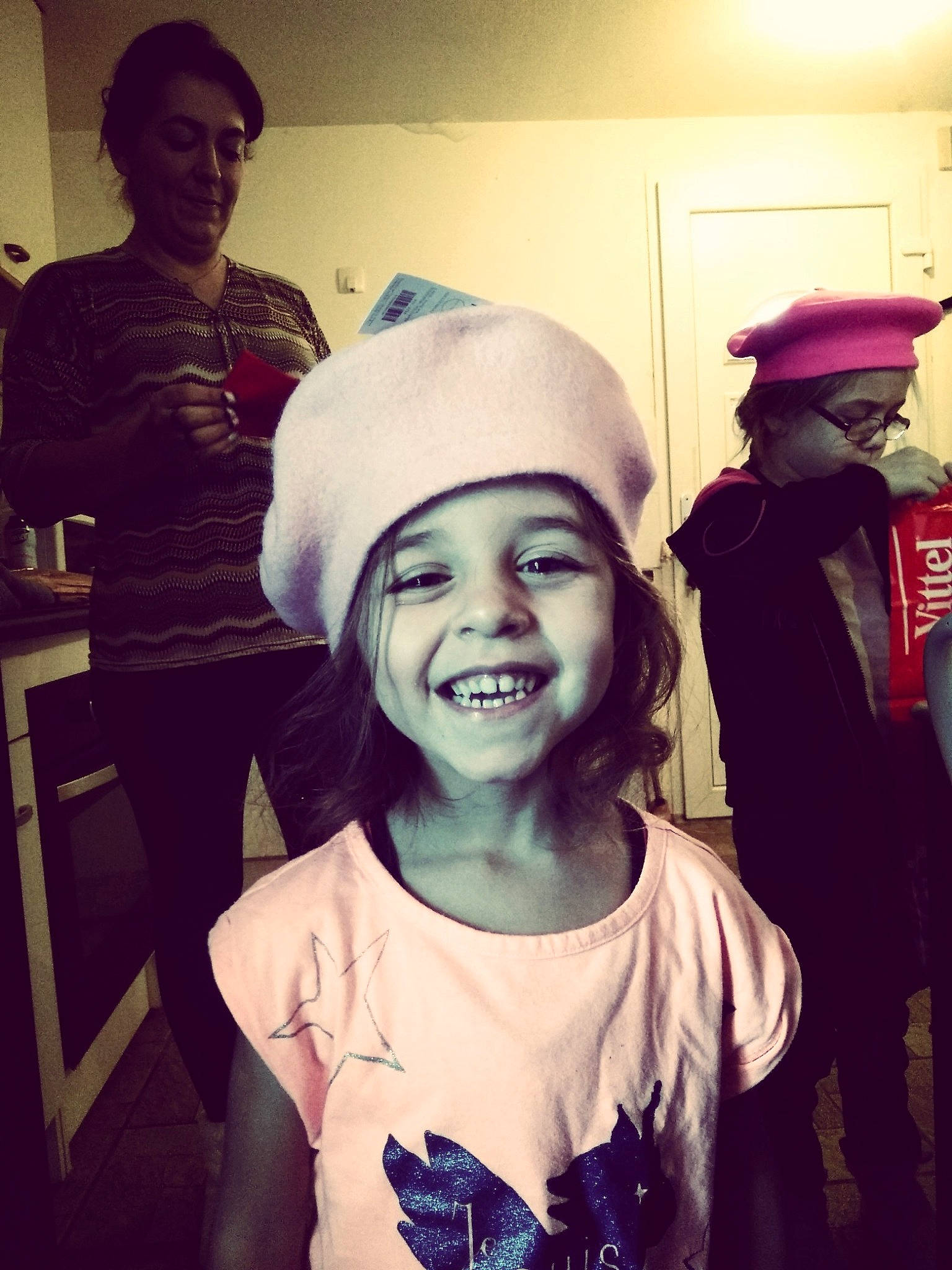 Maïlys participe au concours pour gagner de l'argent avec cette photo : beanie, cap, child, cool, ear, face, family, fashion_accessory, fun, happy, hat, head, headgear, headwear, joy, people, person, photography, selfie, smile