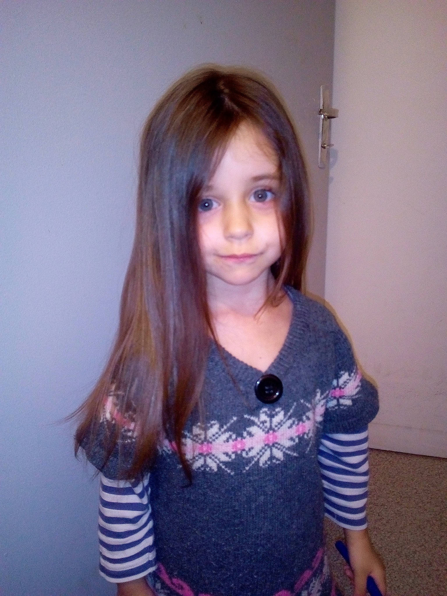 Maïlys a rejoint le concours — aidez-le/la à gagner de superbes lots ! bangs, black_hair, brown_hair, child, child_model, face, hair, hair_coloring, hairstyle, lip, long_hair, person, shoulder, smile, t_shirt