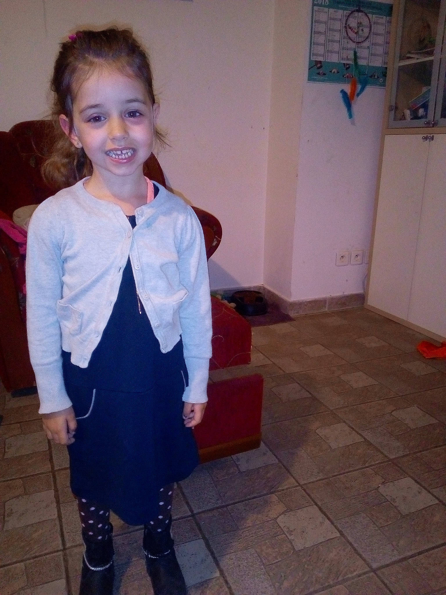 Maïlys participe au concours pour gagner de l'argent avec cette photo : child, costume, footwear, joy, leg, outerwear, person, shoe, smile, standing, toddler, uniform