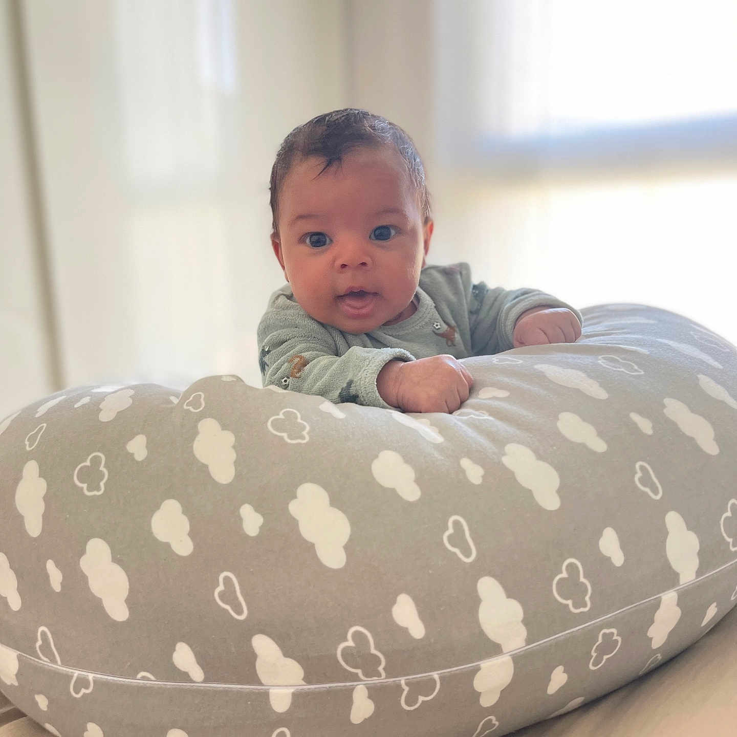 Raphaël a rejoint le concours — aidez-le/la à gagner de superbes lots ! baby, beanbag, cushion, face, furniture, head, homedecor, person, photography, pillow, portrait, tubing, water
