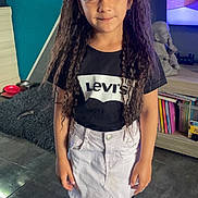 Neyna participe au concours pour gagner de l'argent avec cette photo : baby, blackhair, child, clothing, curlyhair, face, female, girl, hair, happy, head, jeans, pants, person, photography, portrait, skirt, sleeve, smile, standing