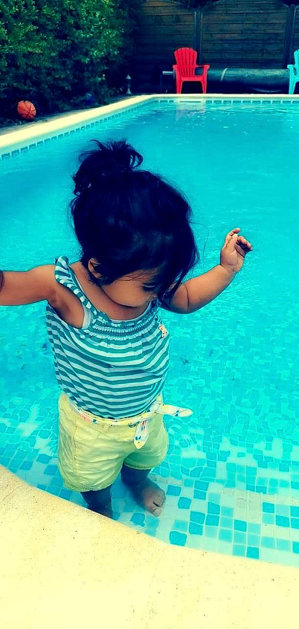 Neyna participe au concours pour gagner de l'argent avec cette photo : aqua, baby, child, fun, games, happy, indoor_games_and_sports, leisure, person, play, pool, recreation, smile, summer, swimming, swimming_pool, toddler, turquoise, vacation, water