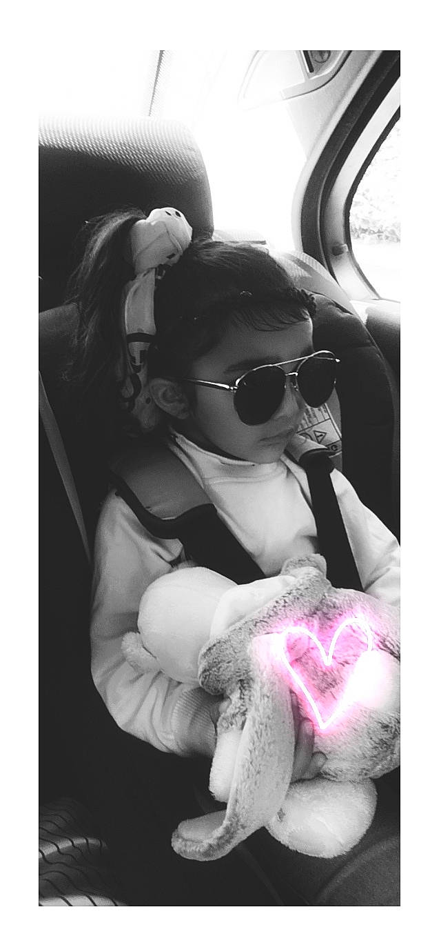 Neyna participe au concours pour gagner de l'argent avec cette photo : automotive_design, beauty, black_and_white, child, comfort, cool, eyewear, flash_photography, fun, gesture, glasses, goggles, happy, monochrome, monochrome_photography, person, personal_protective_equipment, style, sunglasses, vehicle_door