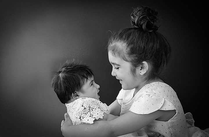 Shaihyli a rejoint le concours — aidez-le/la à gagner de superbes lots ! baby, black_and_white, bun, child, clothing, event, eye, face, flash_photography, fun, gesture, happy, iris, monochrome, monochrome_photography, person, shoulder, sitting, smile, style