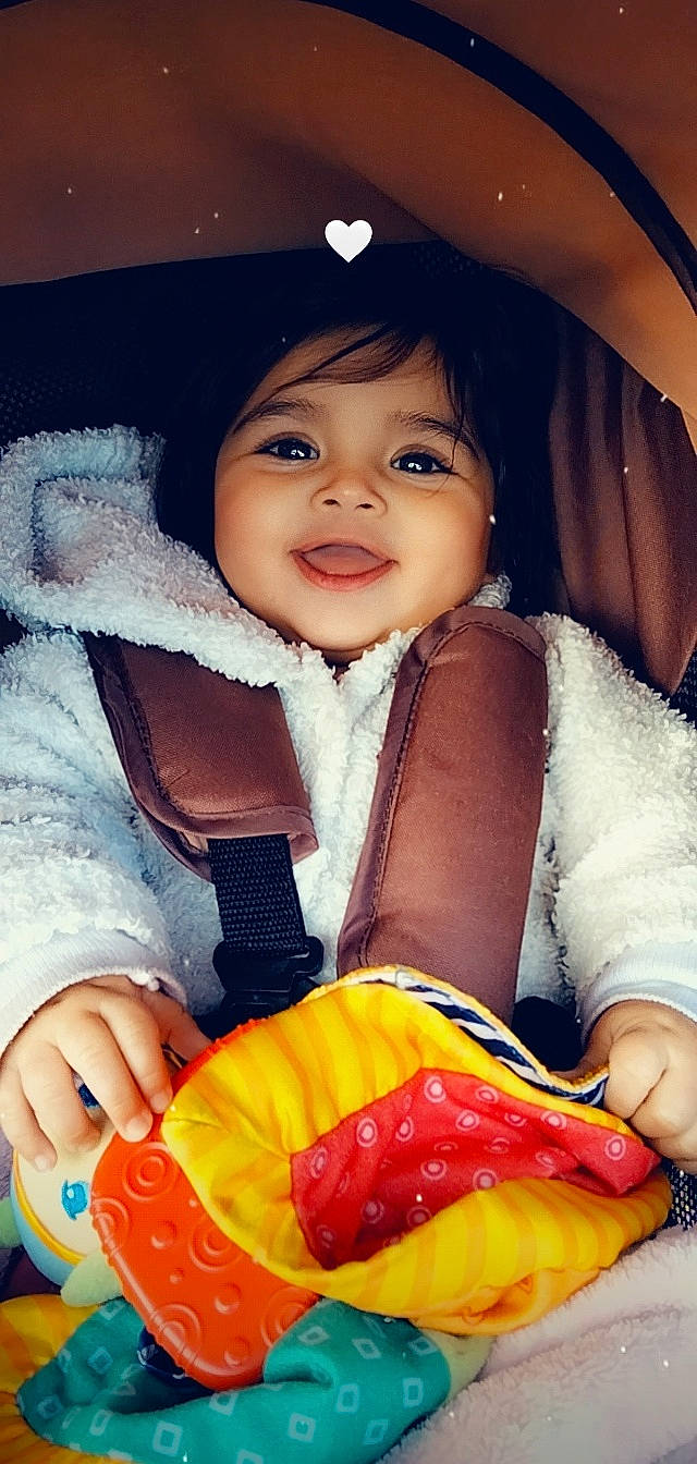 Shaihyli participe au concours pour gagner de l'argent avec cette photo : cheek, chin, eye, face, facial_expression, finger, flash_photography, hand, happy, headgear, iris, lip, mouth, nose, organ, person, product, skin, sleeve, smile