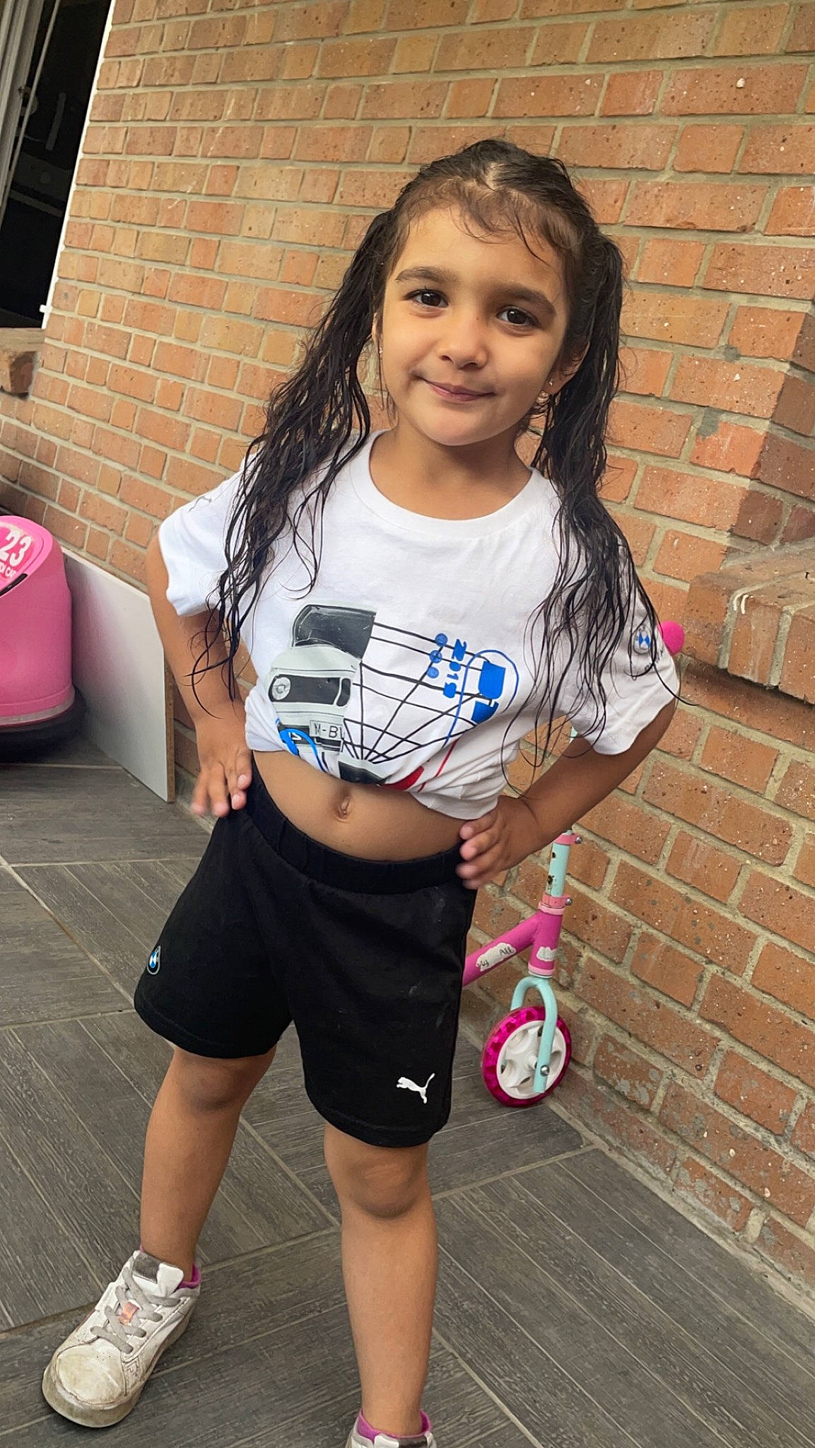 Neyna a rejoint le concours — aidez-le/la à gagner de superbes lots ! brick, electric_blue, eye, face, fun, hair, hairstyle, happy, head, human_leg, joy, knee, leg, person, pink, shorts, smile, sportswear, t_shirt, thigh