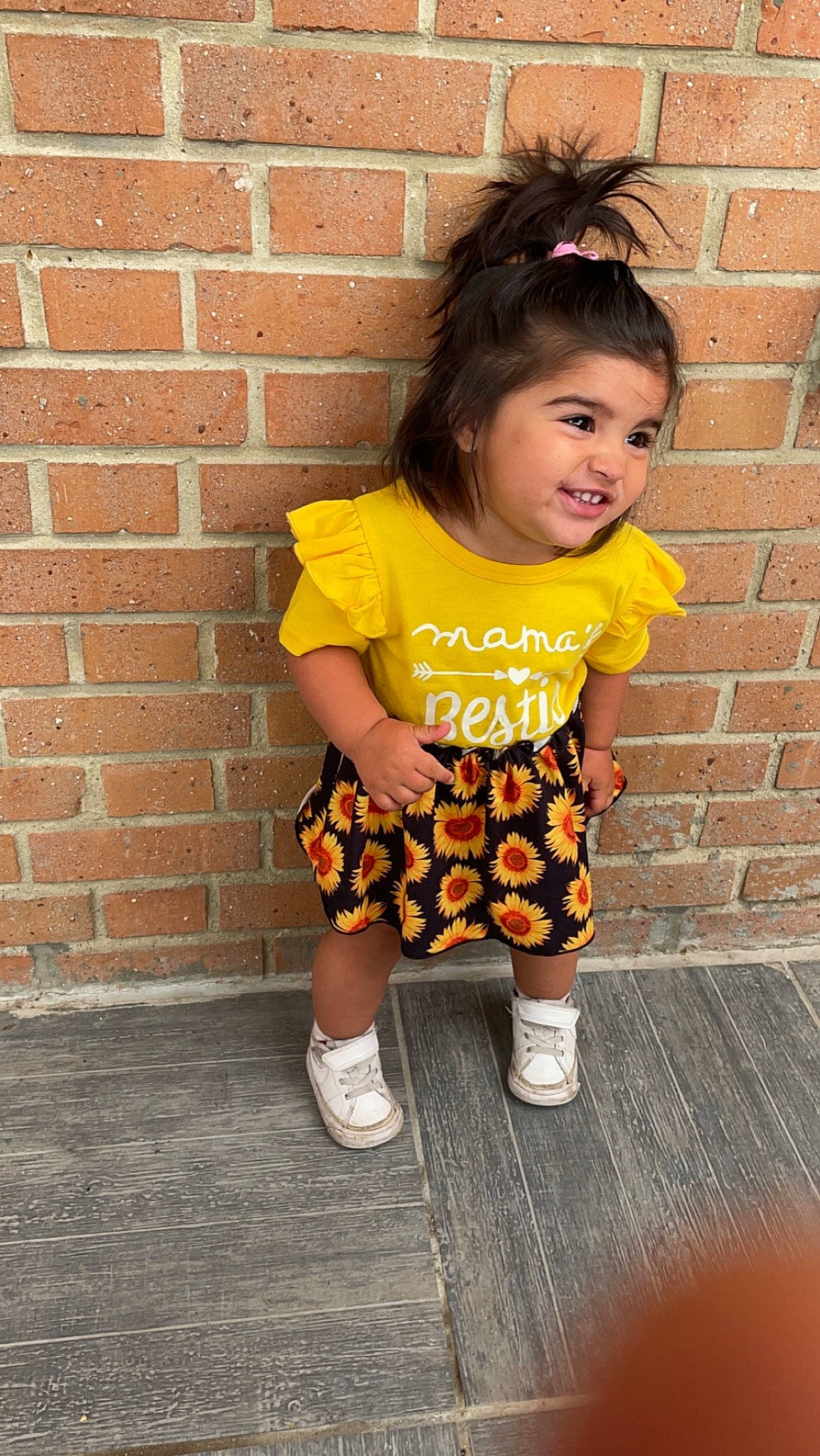 Shaihyli participe au concours pour gagner de l'argent avec cette photo : baby_toddler_clothing, brick, brickwork, child, clothing, face, flash_photography, footwear, hair, happy, head, joy, pattern, person, pink, shoulder, sleeve, smile, t_shirt, tints_and_shades