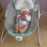Malone participe au concours pour gagner de l'argent avec cette photo : newborn, baby, baby_rocker, pacifier, hat, indoor, floor, cushion, sleeping, infant, baby_clothing, tiled_floor, baby_seat, peaceful, child, person, home, resting, soft_toys, baby_accessory
