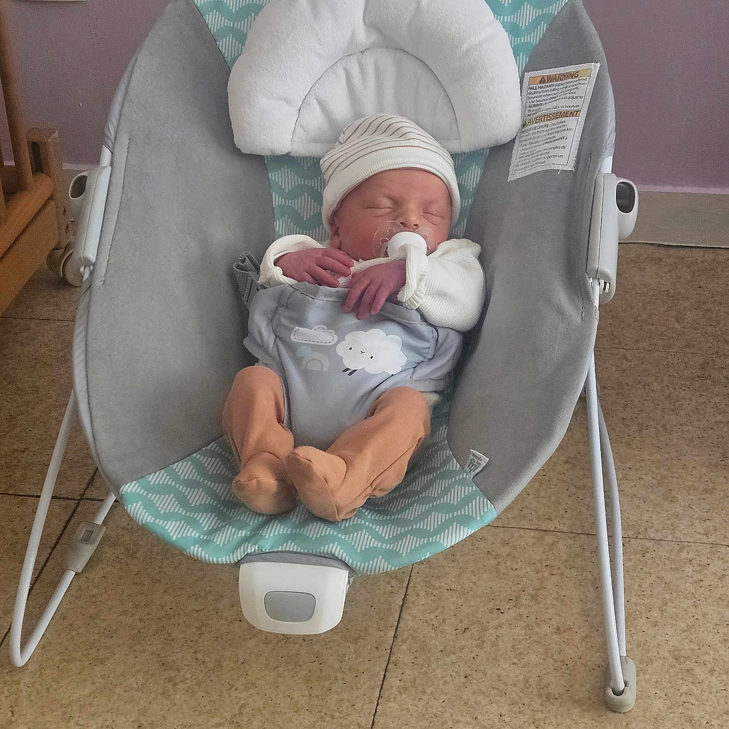 Malone participe au concours pour gagner de l'argent avec cette photo : newborn, baby, baby_rocker, pacifier, hat, indoor, floor, cushion, sleeping, infant, baby_clothing, tiled_floor, baby_seat, peaceful, child, person, home, resting, soft_toys, baby_accessory