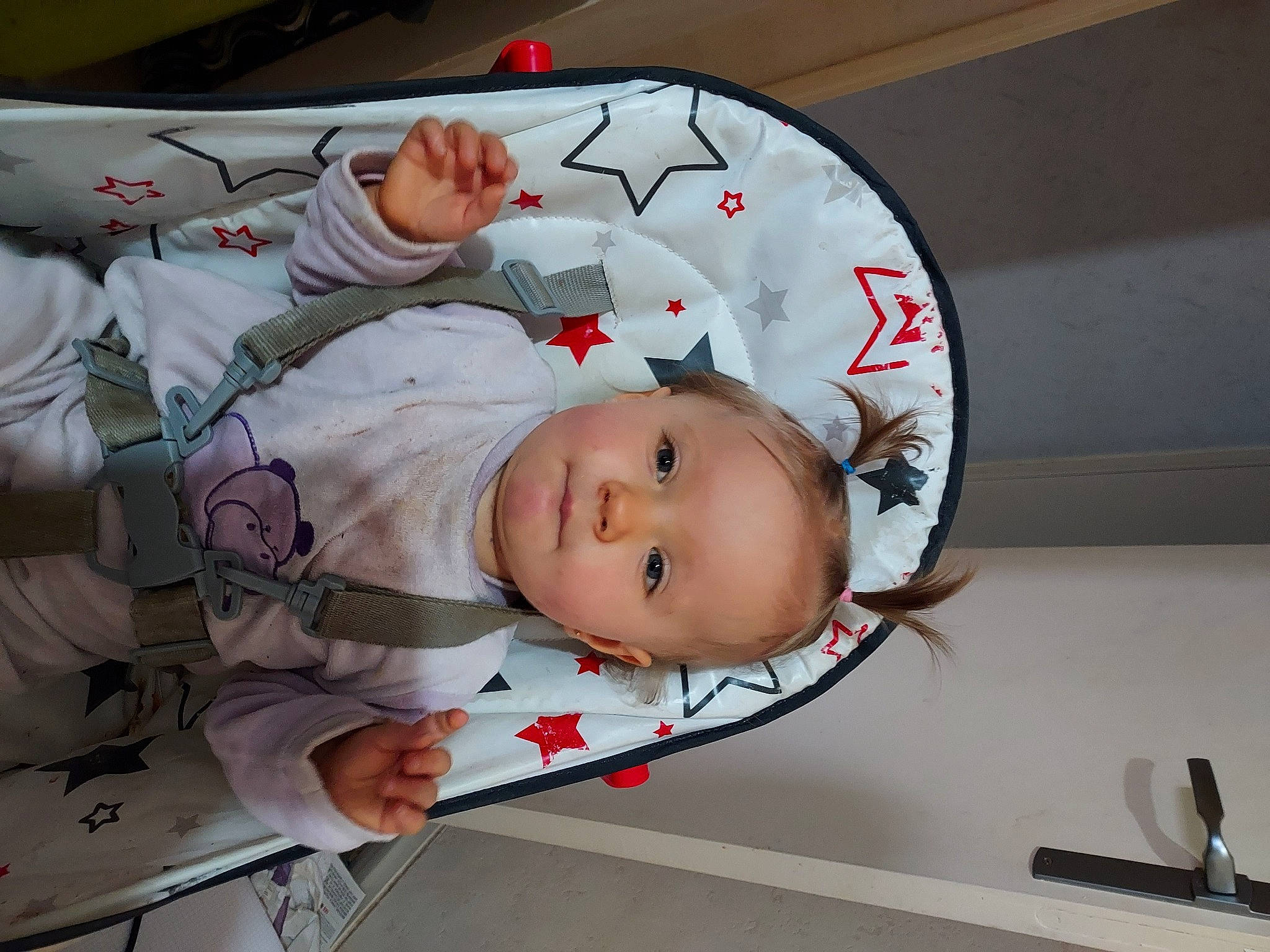Caroline a rejoint le concours — aidez-le/la à gagner de superbes lots ! baby, baby_carriage, baby_products, baby_safety, baby_sleeping, baby_toddler_clothing, baby_toys, carmine, cheek, child, comfort, linens, person, room, sleeve, smile, toddler
