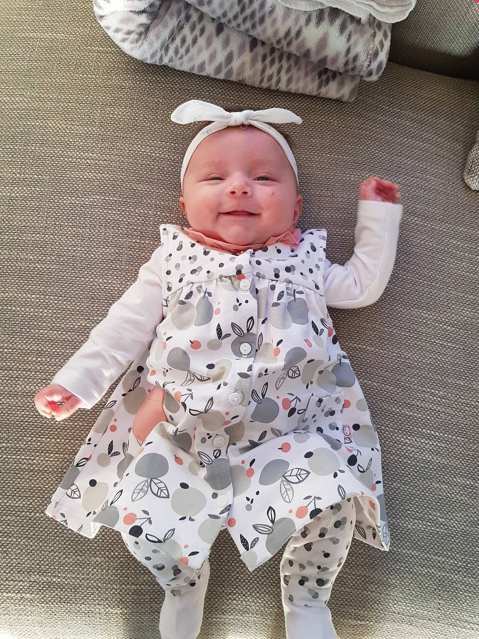 Rachel a rejoint le concours — aidez-le/la à gagner de superbes lots ! baby, baby_products, baby_toddler_clothing, child, design, dress, headgear, outerwear, pattern, person, product, sleeve, toddler