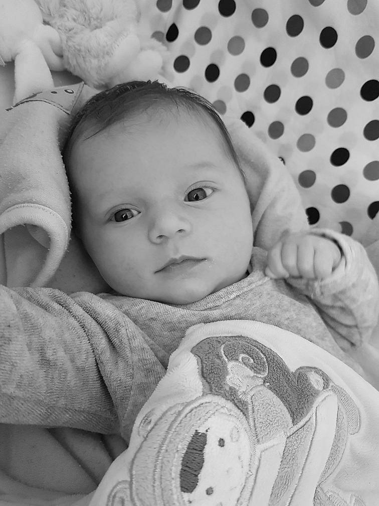 Rachel a rejoint le concours — aidez-le/la à gagner de superbes lots ! baby, baby_products, bedtime, birth, black_and_white, blanket, cheek, child, eye, monochrome, monochrome_photography, nose, person, photograph, photography, product, snapshot, style, textile, toddler