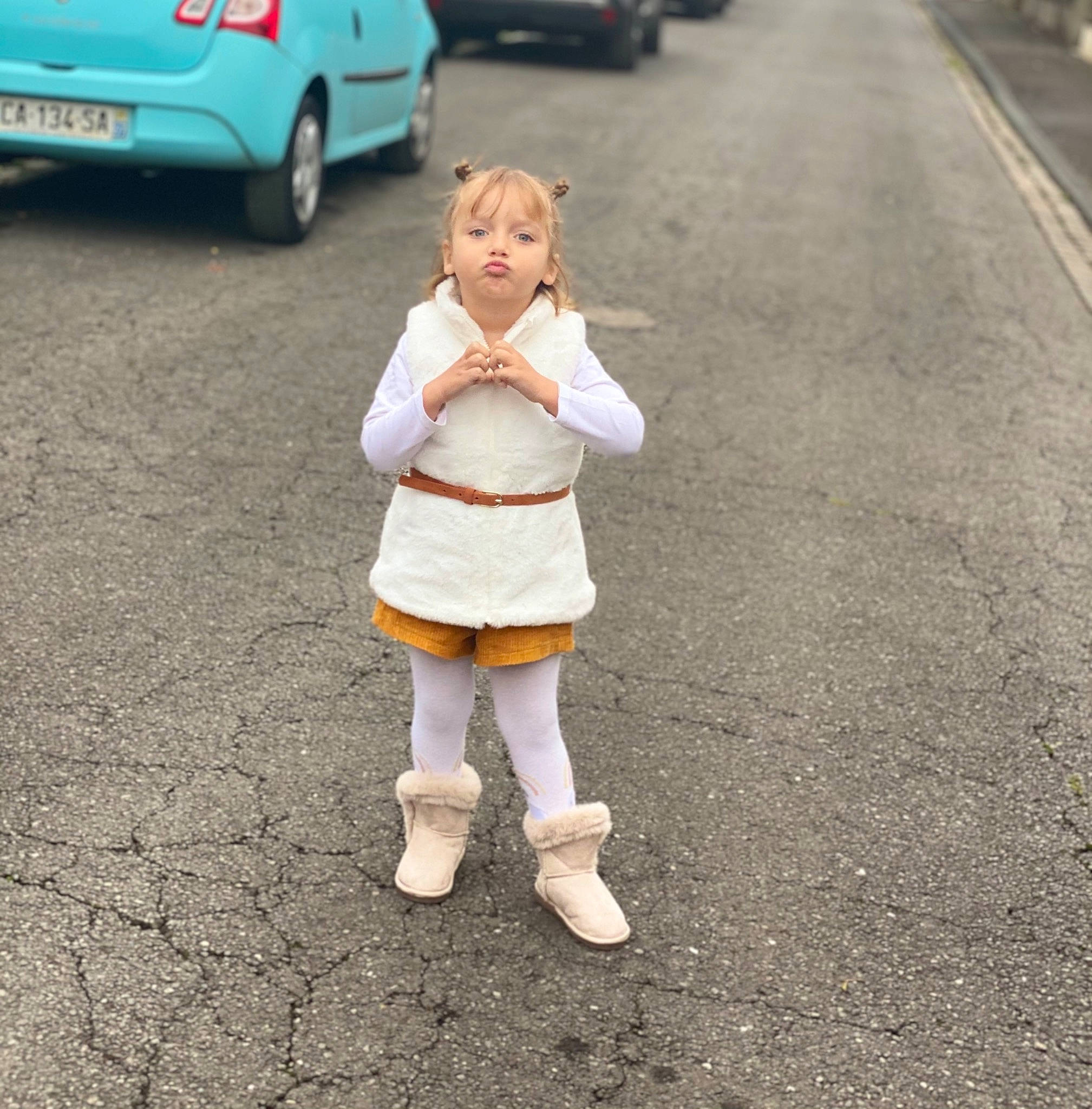 Aila participe au concours pour gagner de l'argent avec cette photo : asphalt, automotive_exterior, automotive_lighting, automotive_tire, automotive_wheel_system, bumper, gesture, grass, human_leg, motor_vehicle, parking, pedestrian, person, personal_luxury_car, road, road_surface, sidewalk, tire, toy, vehicle_door