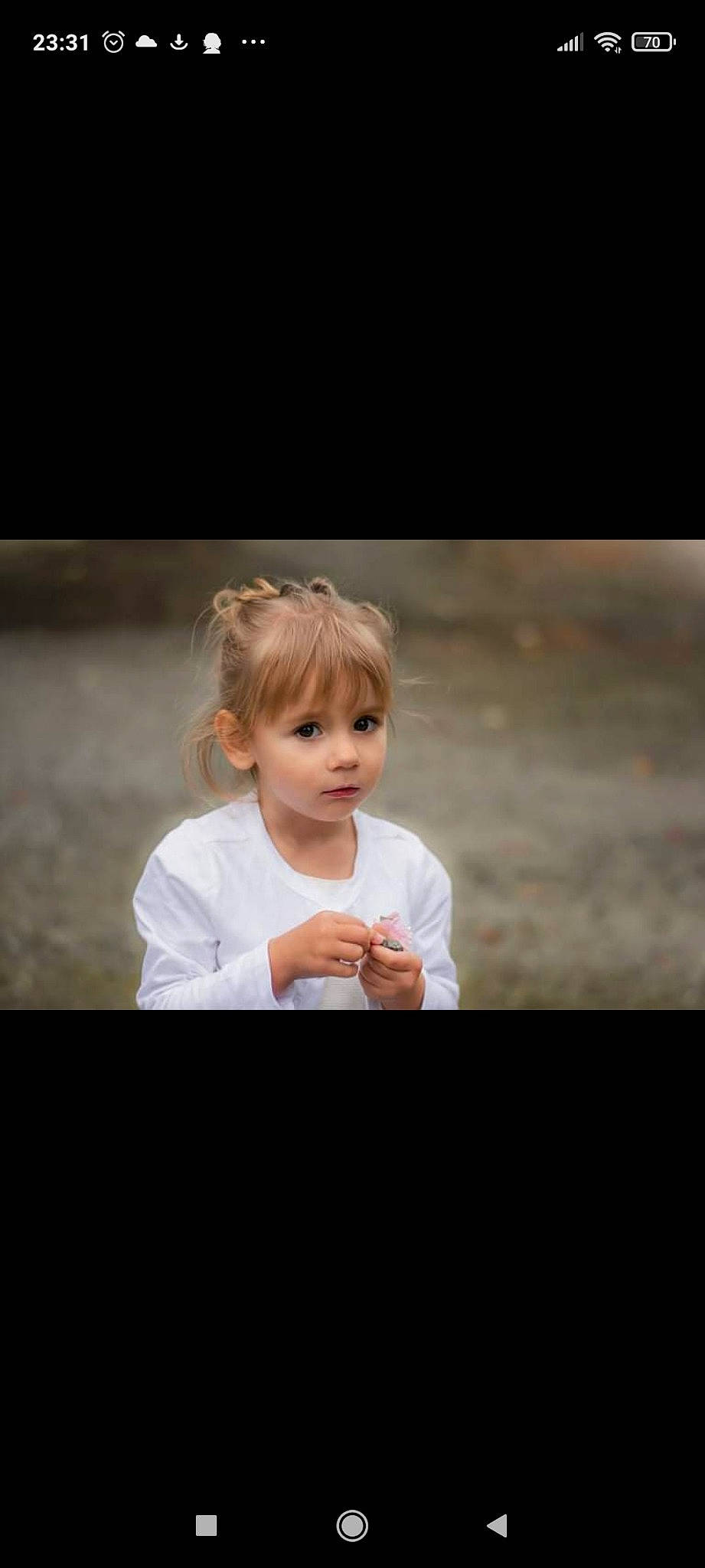 Maelyne participe au concours pour gagner de l'argent avec cette photo : brown_hair, cheek, child, child_model, darkness, flash_photography, fun, gesture, happy, neck, person, photo_shoot, portrait, portrait_photography, sitting, sleeve, t_shirt, toddler