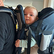 Noa a rejoint le concours — aidez-le/la à gagner de superbes lots ! baby, infant, child, carrier, backpack, person, indoor, clothing, hand, face, adult, straps, comfort, curious, light, window, fabric, parent, babywearing, home