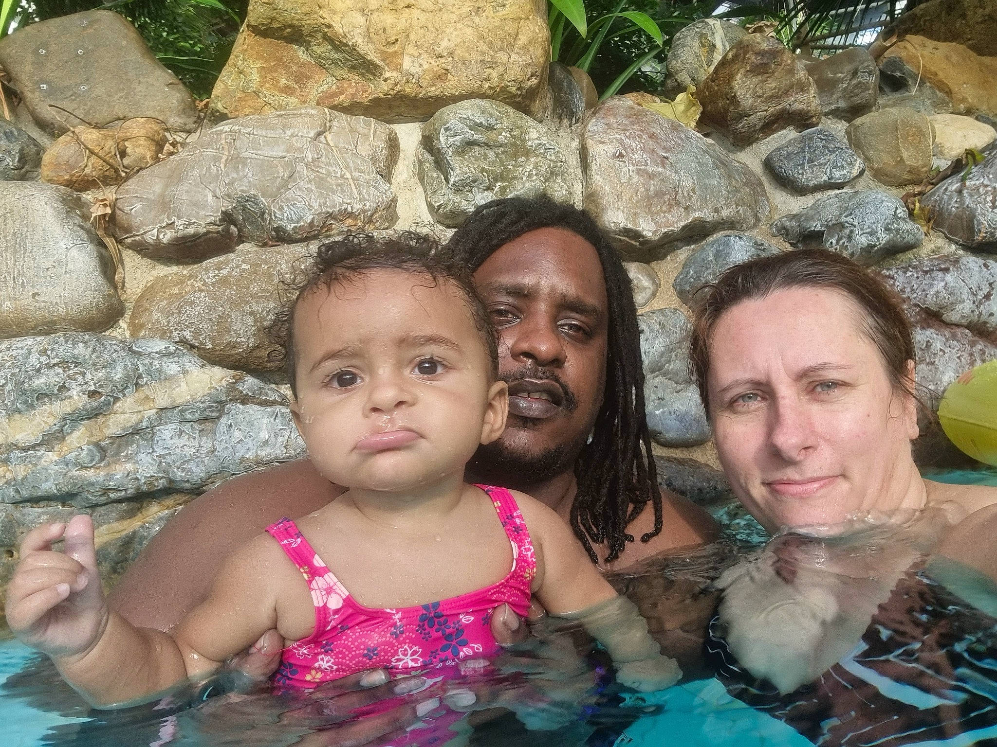 Thalya participe au concours pour gagner de l'argent avec cette photo : bathing, beauty, bedrock, child, event, eye, facial_expression, friendship, fun, green, happy, head, iris, joy, leisure, organ, people, person, photograph, recreation