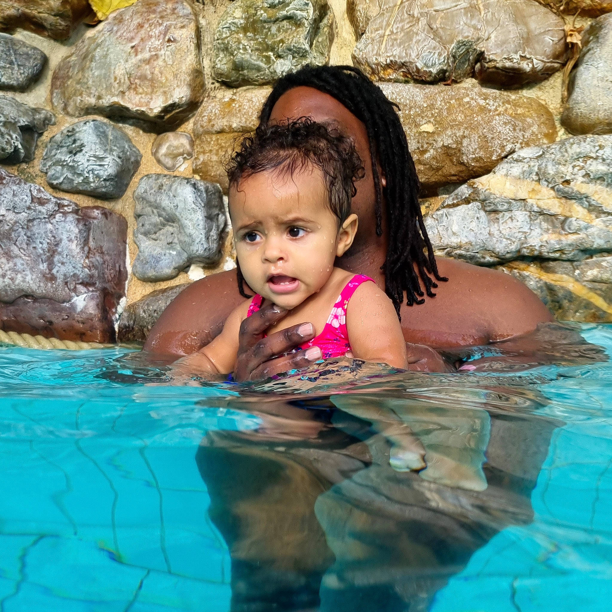 Thalya a rejoint le concours — aidez-le/la à gagner de superbes lots ! aqua, azure, bathing, black_hair, body_of_water, child, facial_expression, fun, happy, head, leisure, mammal, muscle, outdoor_recreation, person, recreation, skin, swimming_pool, toddler, vertebrate