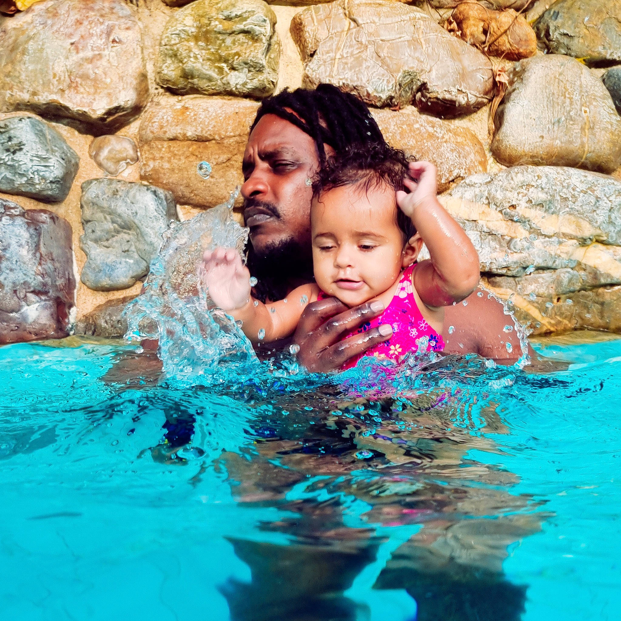 Thalya participe au concours pour gagner de l'argent avec cette photo : aqua, azure, bathing, blue, body_of_water, child, face, facial_expression, fun, hair, happy, head, leisure, outdoor_recreation, people_in_nature, person, recreation, summer, swimming_pool, toddler