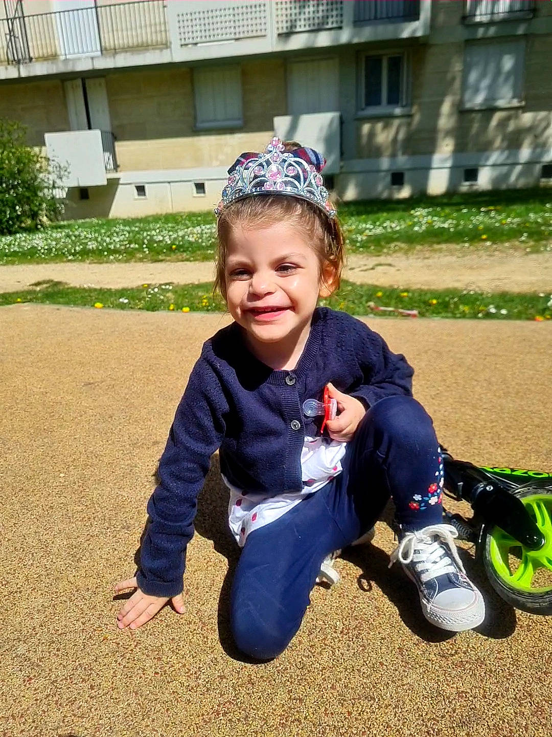 Lena participe au concours pour gagner de l'argent avec cette photo : child, city, electric_blue, eye, face, fun, grass, happy, joy, leisure, people_in_nature, person, personal_protective_equipment, plant, play, recreation, sitting, sleeve, smile, soil